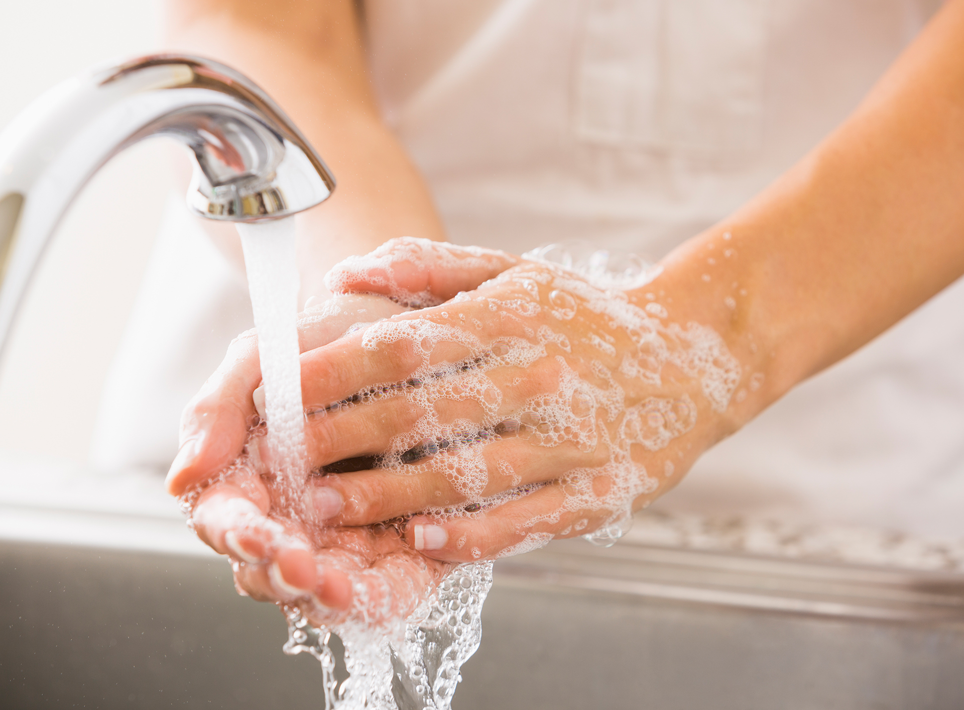 Nach dem Händewaschen auf die ricjhtige Pflege achten.